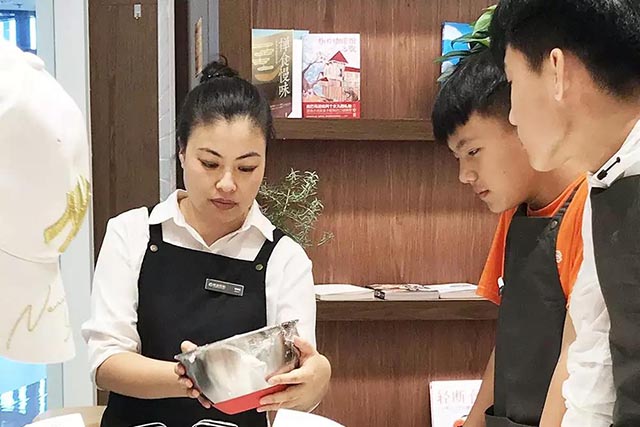 (孩子们在“寒舍欣和学习特色甜品烘焙)