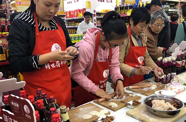(现场包水饺,大小齐上阵)