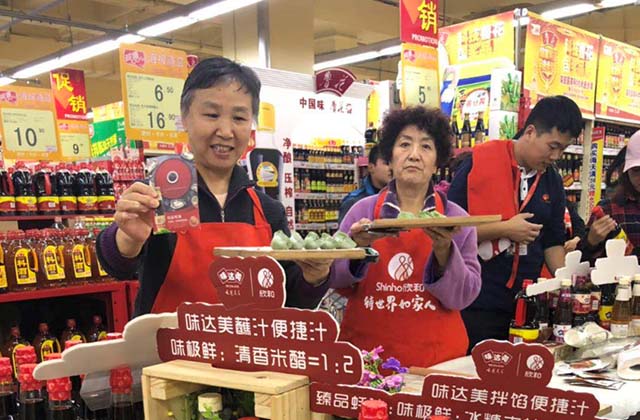 (消费者展示自己包的饺子)
