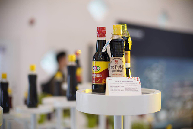 （展台陈列的的欣和酱油类产品）