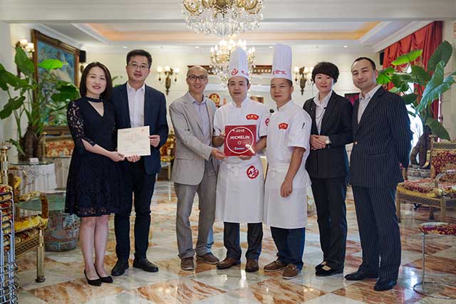 （欣和食品企业代表为米其林餐厅授牌）
