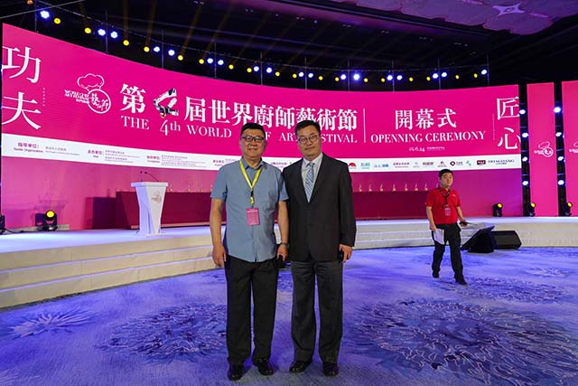 （山东烹饪协会副秘书长贾富源先生与欣和企业总经理姜军武先生）