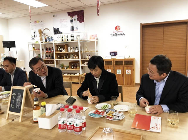 （领导小组在欣和座谈交流）