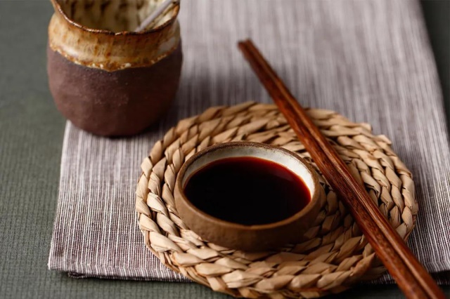 (酱油已成为生活中每日不可缺少的调味品)