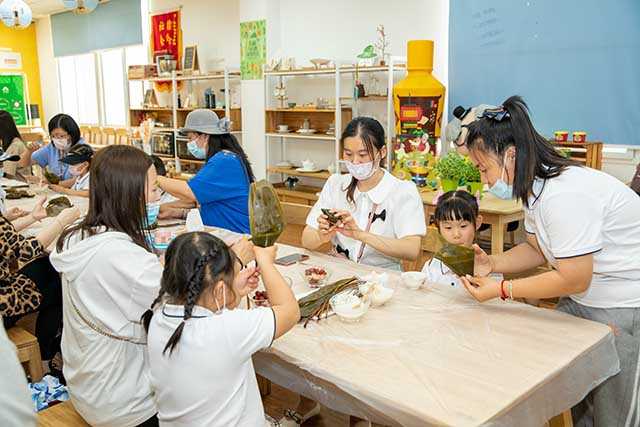 (与爸爸妈妈一起做手工、包粽子)