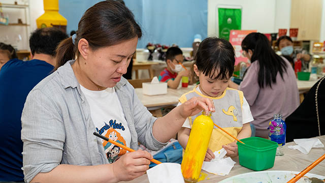 (与爸爸妈妈一起做手工、包粽子)