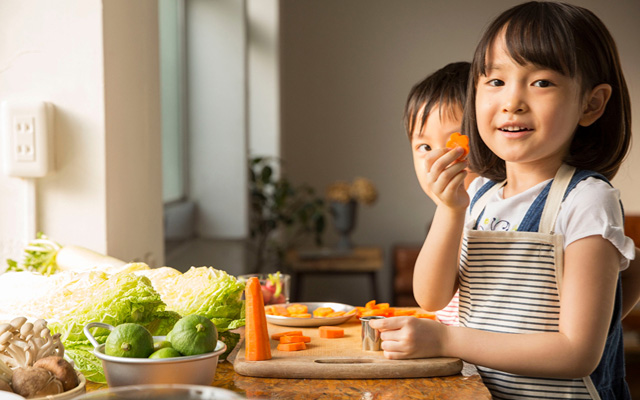 孩子们要学着做饭了