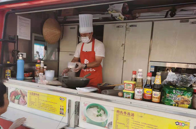 现场制作的热乎饭菜