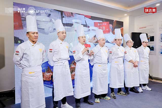 选手舞台讲述菜品理念