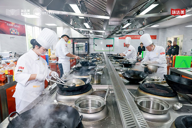 参赛选手们正在后厨专注烹饪参赛菜品