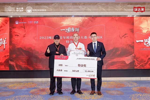 左2特金奖选手邵亚彬